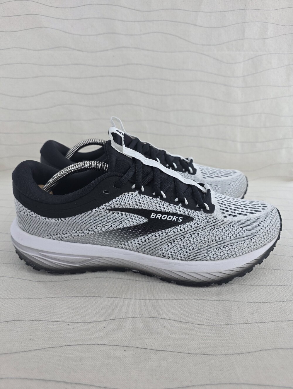 Brooks Mens Revel 7 White Black Athletic Running Shoes 1104351D121 Size 9.5 D